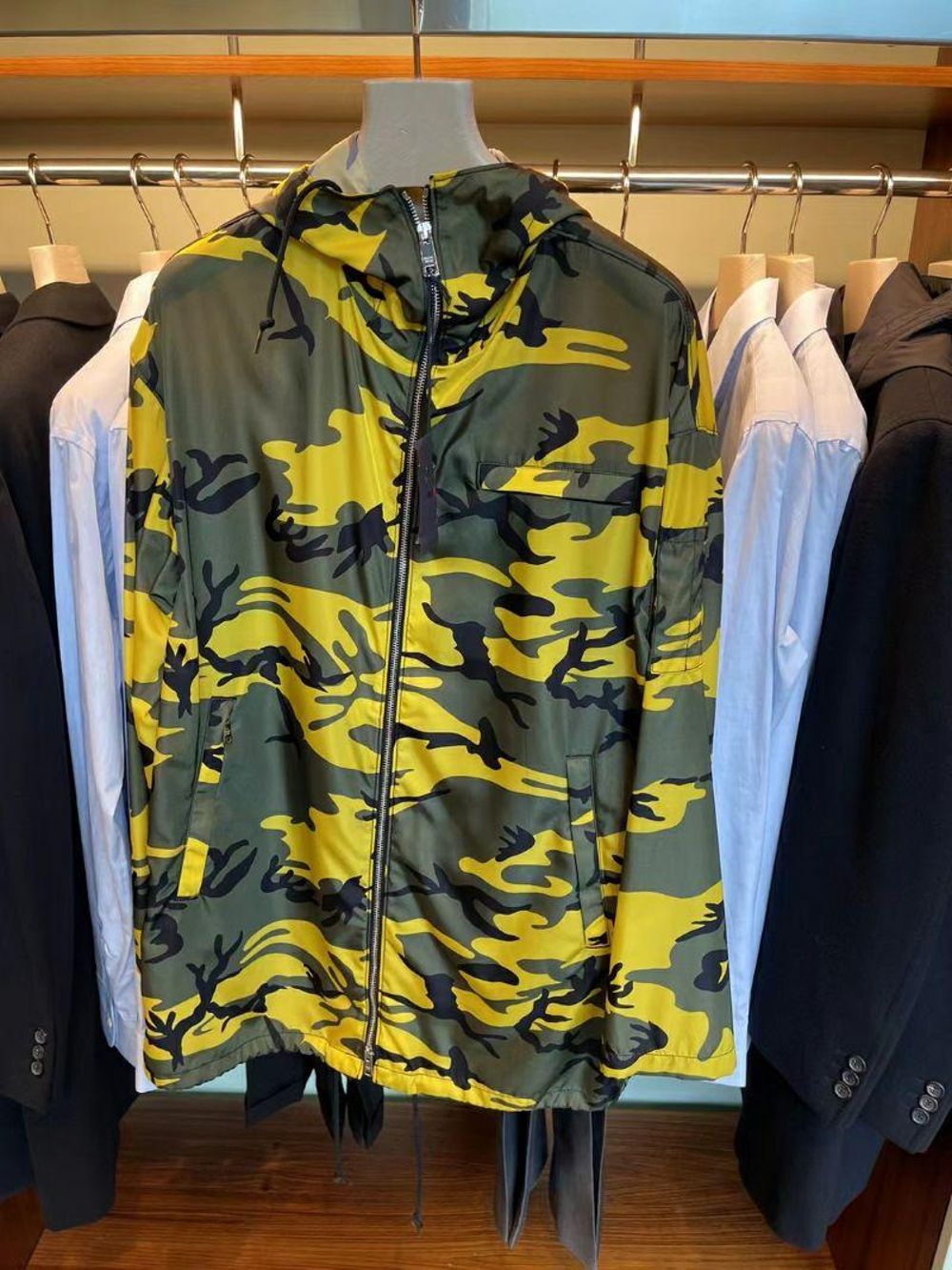 prada普拉达特价迷彩防雨绸男士外套拉链上衣原价16000